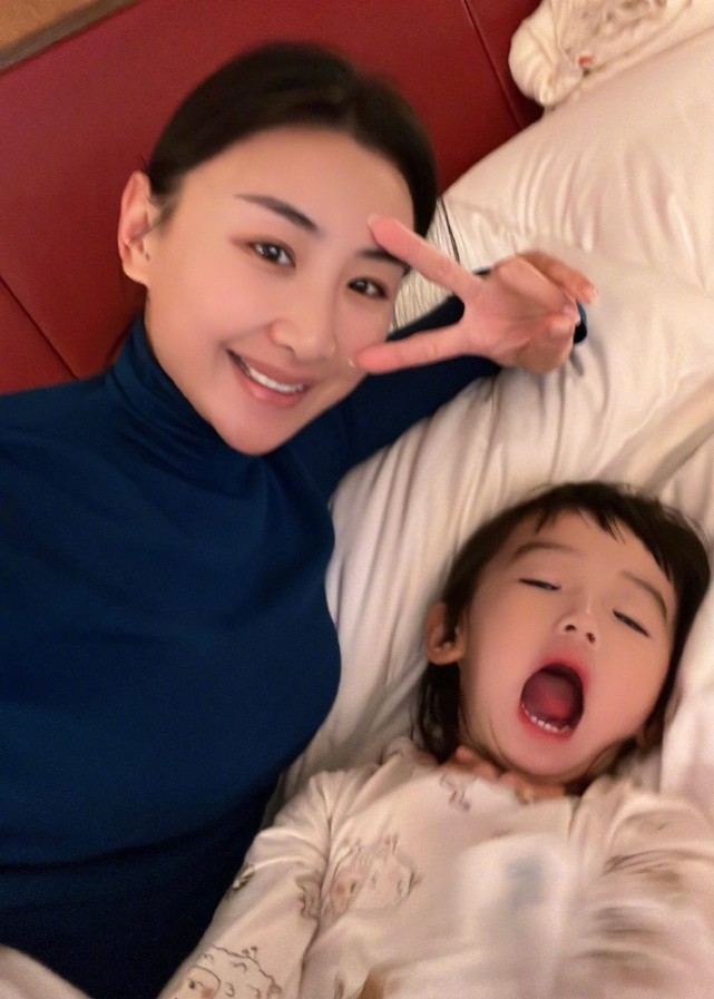 何雯娜晒一家三口睡前照超可爱哄玩偶睡觉梁超捧手机玩游戏
