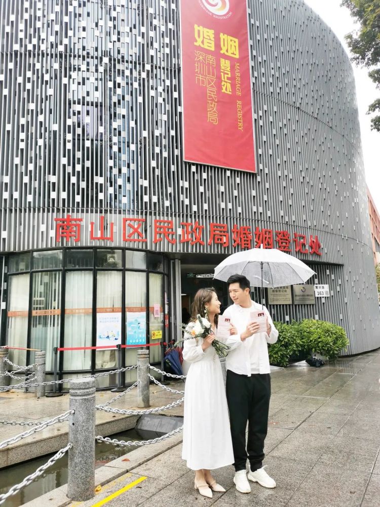 虽然天气寒冷,但新人一大早就来到南山区民政局婚姻登记处排队.