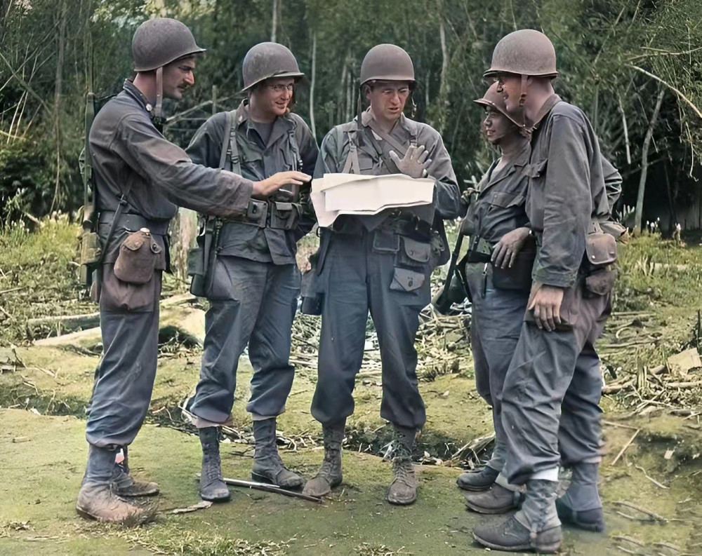 老照片:正在行军的远征军士兵,研究地形的美军麦雷尔