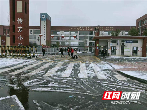 冷水滩区传芳小学排查安全隐患为学生复课做足充分准备