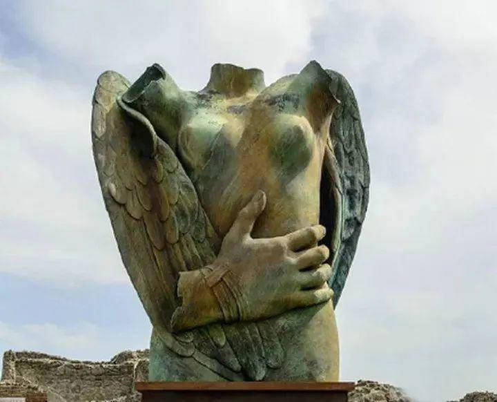 波兰雕塑家格尔61米托拉吉在残缺中寻找极致之美