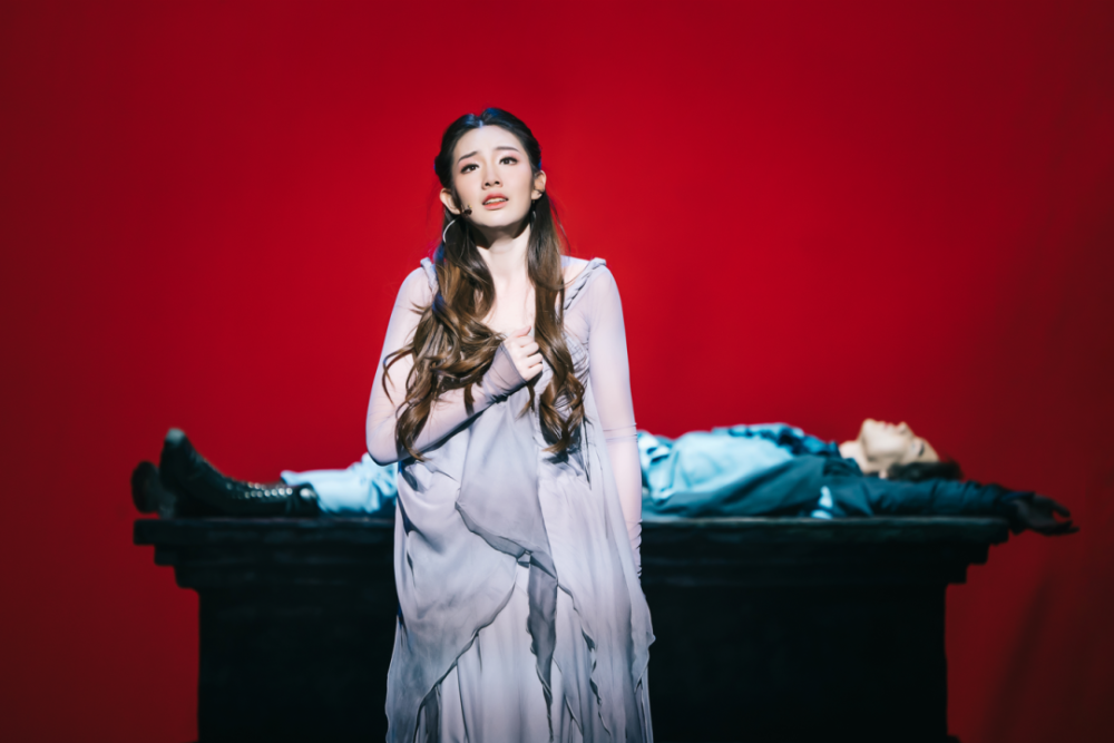 生于成就斐然的艺术世家;年仅17岁,即与阿云嘎等偶像级大咖共同演绎