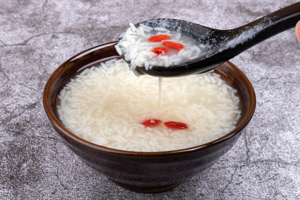 在家自酿米酒,方法还是挺简单的,而且比超市里买的味道更好,更香浓.