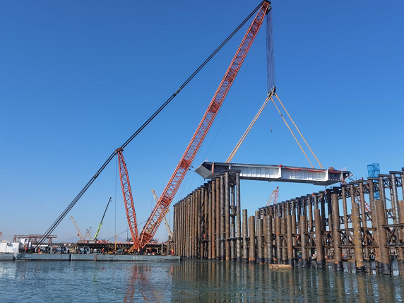 232吨京雄高速永定河特大桥首段钢箱梁成功吊装