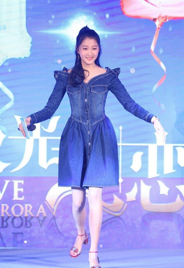 关晓彤穿上牛仔裙还挺甜梳着半马尾真有活力穿深蓝色也很少女