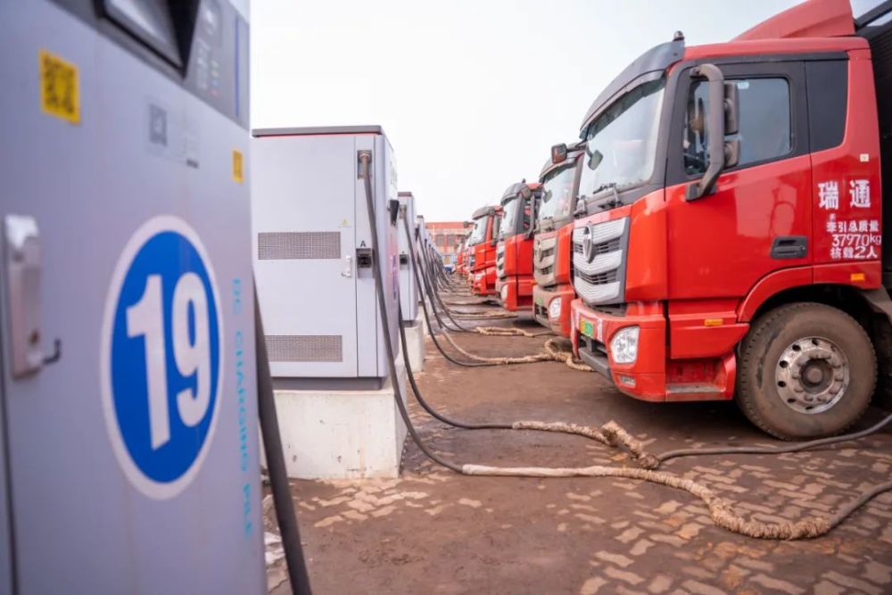 建设有20台300千瓦直流双枪快速充电桩,可同时满足20辆新能源重卡充电