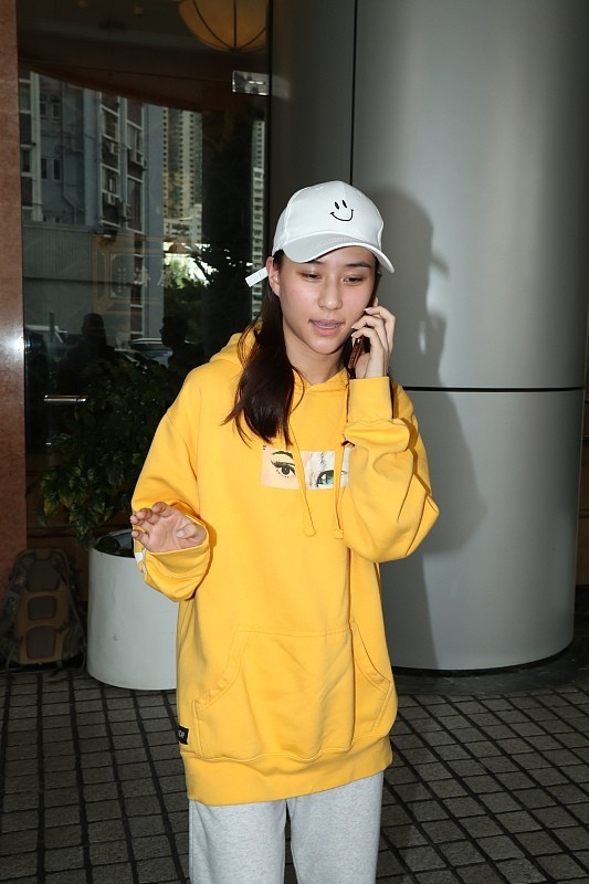 何超莲年轻时候素颜好清纯,黄色卫衣有点显黑,不过美丽值不减_腾讯