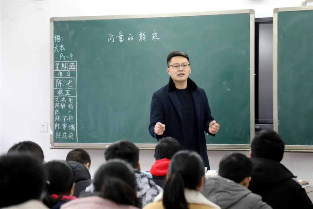2012年,从重庆师范大学研究生毕业后,黄金平回到家乡进入云阳中学担任
