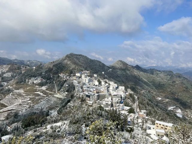 三堡春风催虎步瑞雪兆丰年