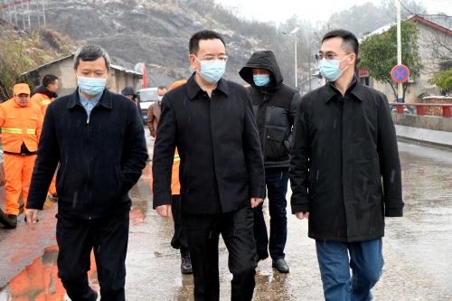 寒风,冒着飞舞雪花,株洲市人民政府副市长易湘东,副秘书长黄升阳一行