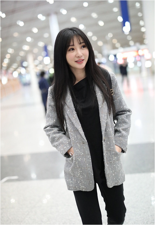 柳岩的私服穿搭又时髦了一身牛仔装走机场洋气减龄像个大学生