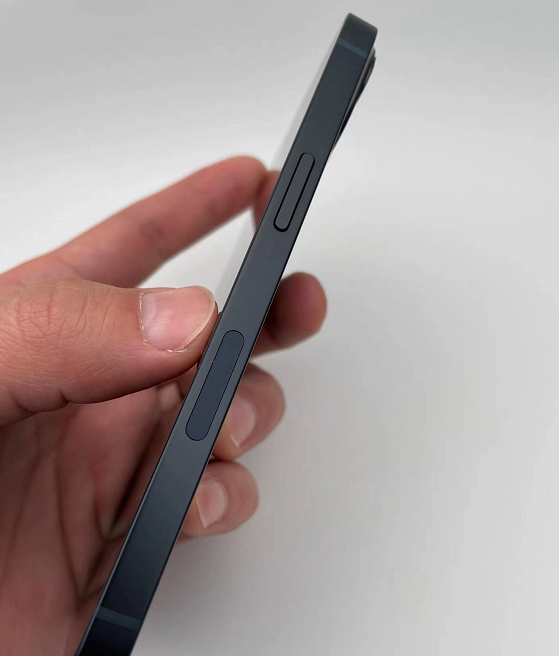 但成色还是非常不错的,基本没有磕碰氧化痕迹,美版iphone12/13系列