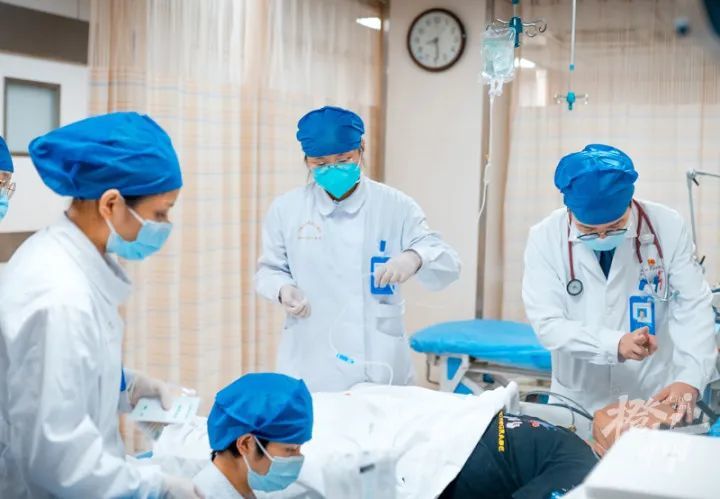 "当晚,急诊医学科主任徐慧连马上联系相关医护人员.