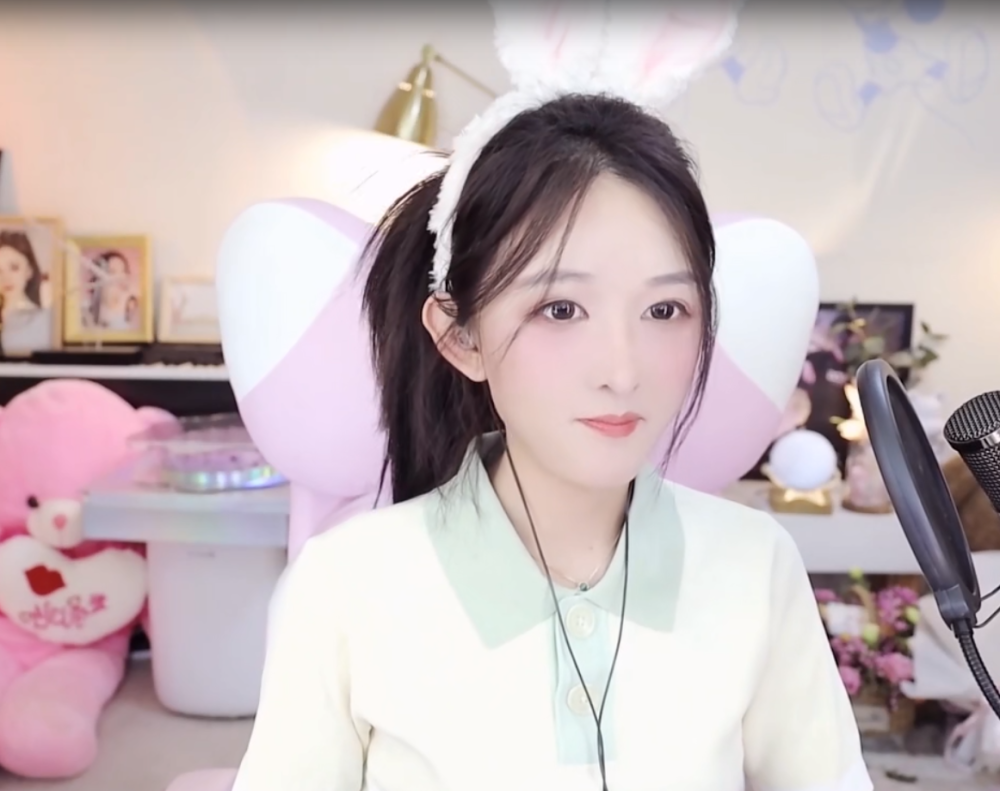 最近虎牙美女主播林七七就在直播间里分享了女孩子的收礼物心得,她这