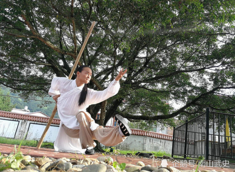 武当八仙棍除此之外,肖龙有道长在2011年时更是应邀参加了第9届的"