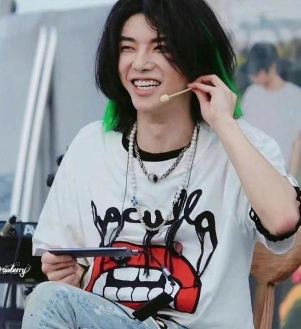 华晨宇新造型:金色长发 锁骨纹花插图6