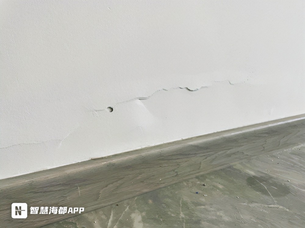 新房墙面鼓包,开裂!业主不满装修质量,记者介入后顺利解决_腾讯新闻