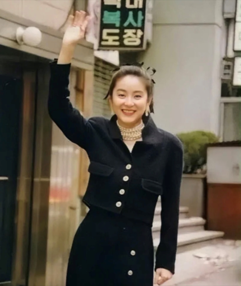 30年前，林青霞的审美告诉我们：“今天你穿衣，也比不上她时髦”八年级上册音乐书电子课本苏教版
