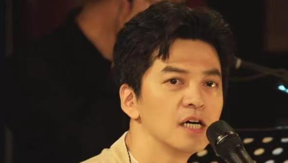 毛阿敏现身李健音乐会 丧夫2月后身形消瘦 头戴发带为音乐动情 腾讯新闻