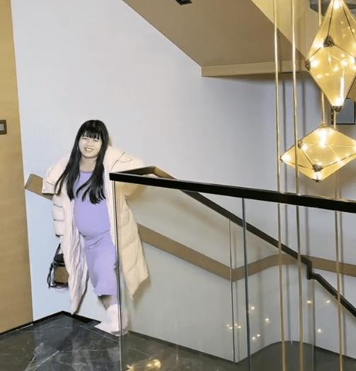 陈三废和妻子陈橙,上初中的时候就在一起了,两人从校园到婚纱,也是一