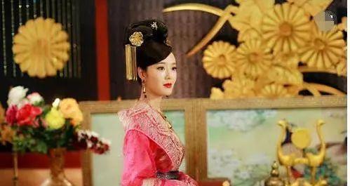 按《新唐书》记载,那时候高安公主和姐姐义阳公主受累于母亲,正被