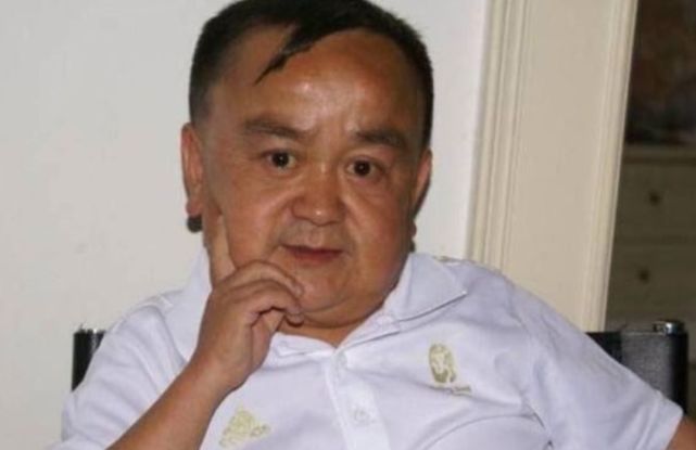 特型演员李平安的逆袭之路靠怪异长相吸粉无数还娶了美貌娇妻