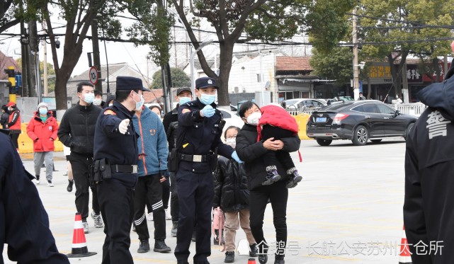 期間,派出所出動16名警力奔赴港區醫院,瀏家港醫院,玖龍紙業等6個核酸