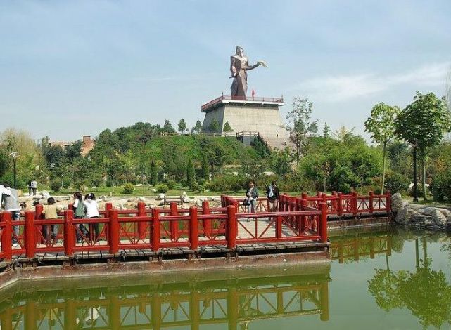 后稷教稼园位于杨凌高速公路出口处,是以农耕始祖后稷设计为主线,以