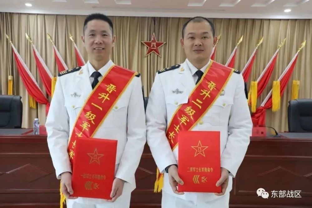 军官和高级士官晋衔 新任排长授衔 腾讯新闻