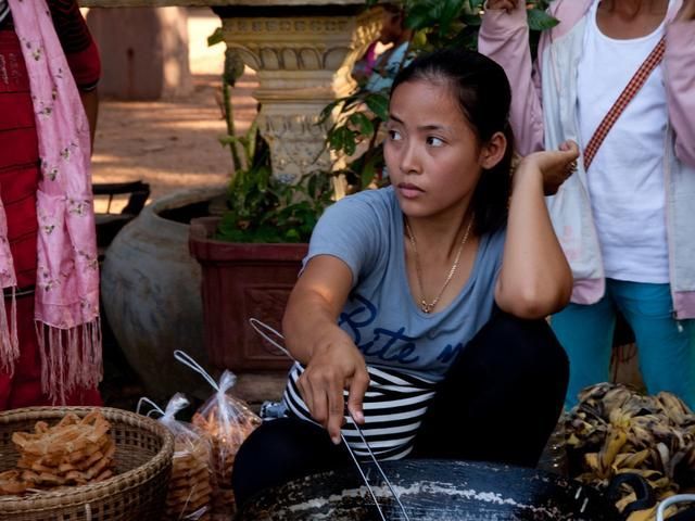 在大街上或是菜市场里也经常能看到柬埔寨女性挑着重重的货物在摆摊