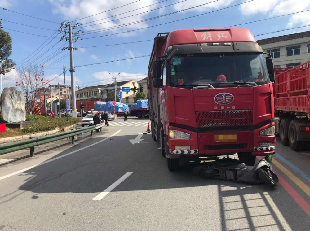 温州惨烈车祸 手被碾断 腾讯新闻