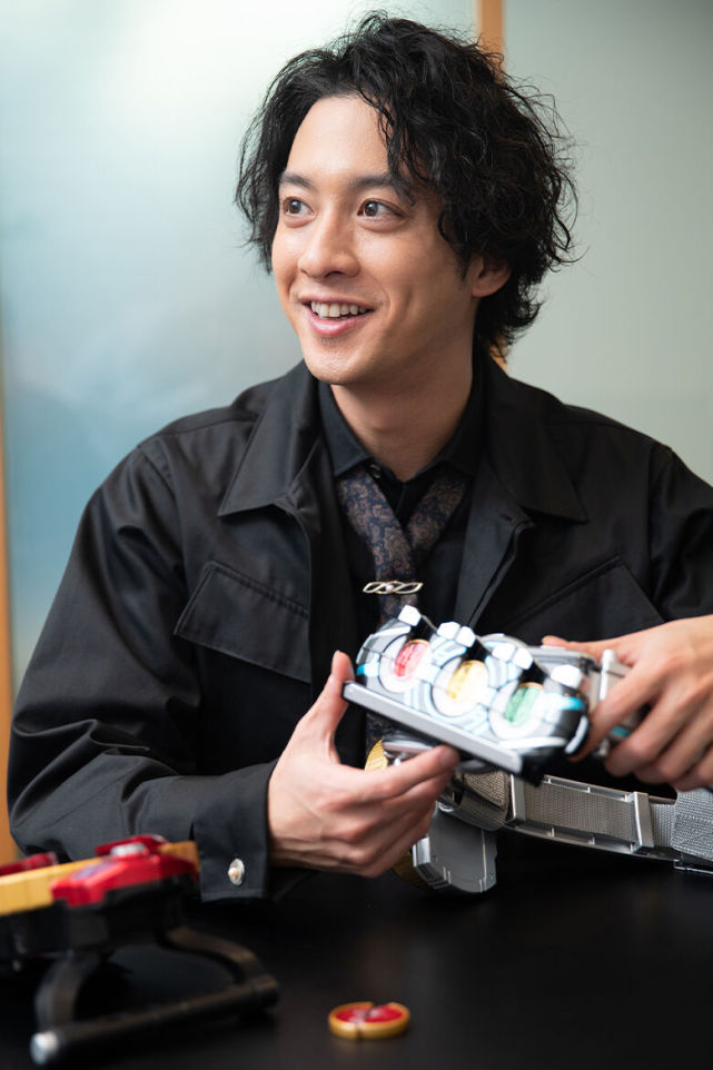 假面骑士ooo主演渡部秀特别访谈及现照公开 12年后颜值身材不变