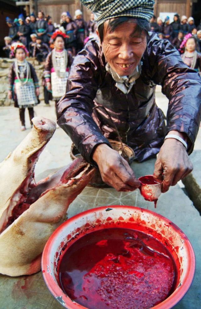 干了这碗云南生猪血,梦里都是死不瞑目的猪