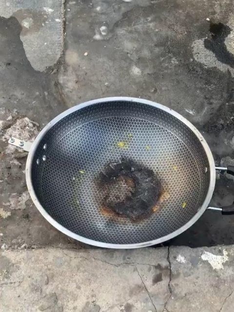 电视购物买的不粘锅第一次就粘住了男子愤而砸锅