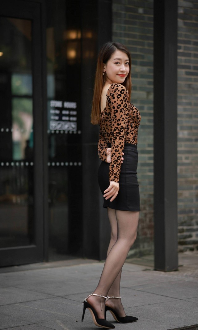 野性又随性的豹纹衬衫,搭配黑色包臀裙,显瘦又有型