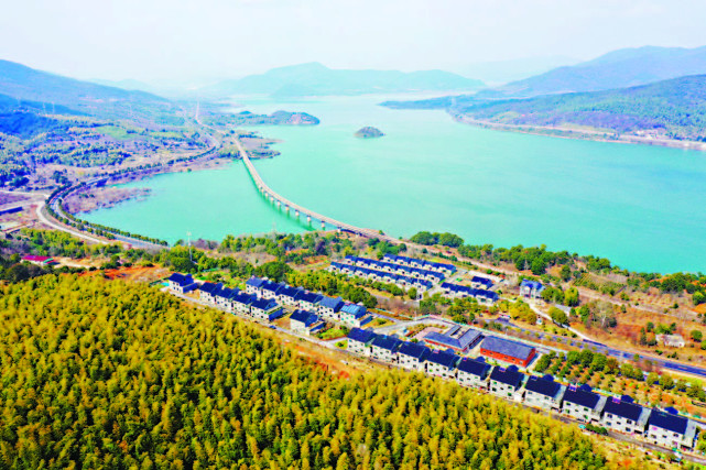 近年来,浙江省湖州市长兴县以河(湖)长制和美丽乡村建设为抓手,通过