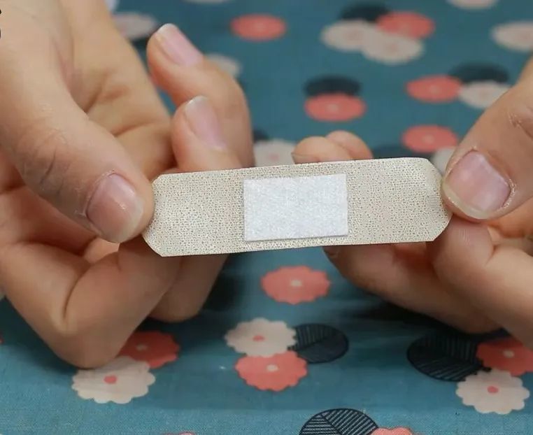 咱们来说一下这个创可贴,我们平时把它打开之后,里面都会有一个海绵的