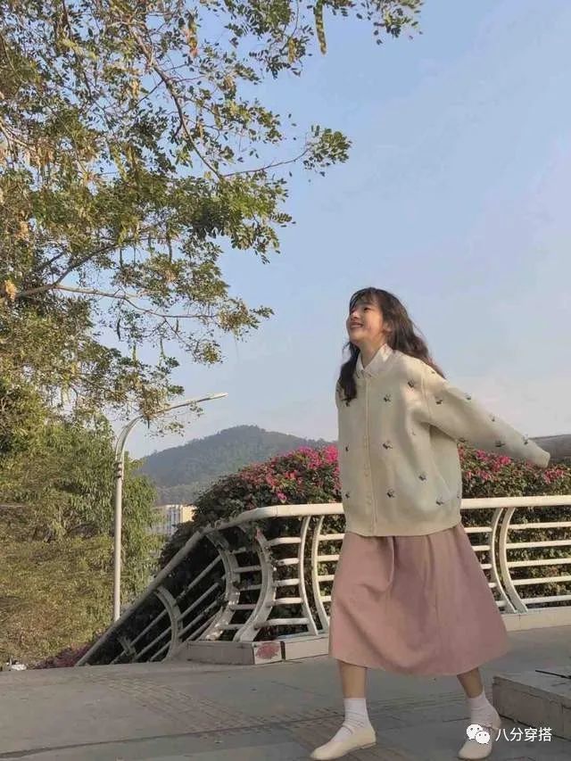 春天多穿這些針織開衫，保暖舒適又減齡，甜美溫柔又百搭珍貴的禮物作文400字四年級