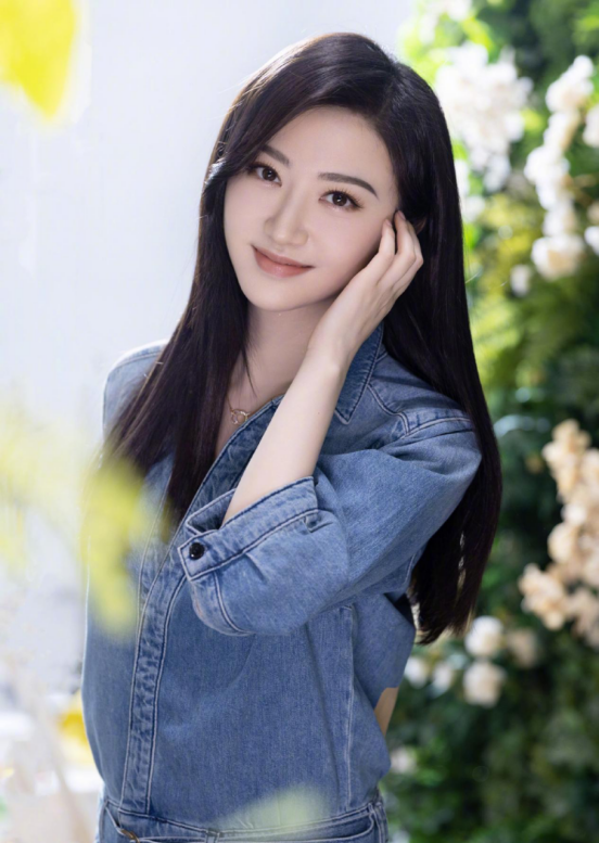 阳光型的女生穿搭就学景甜柔顺长发搭配青春穿搭女人味十足