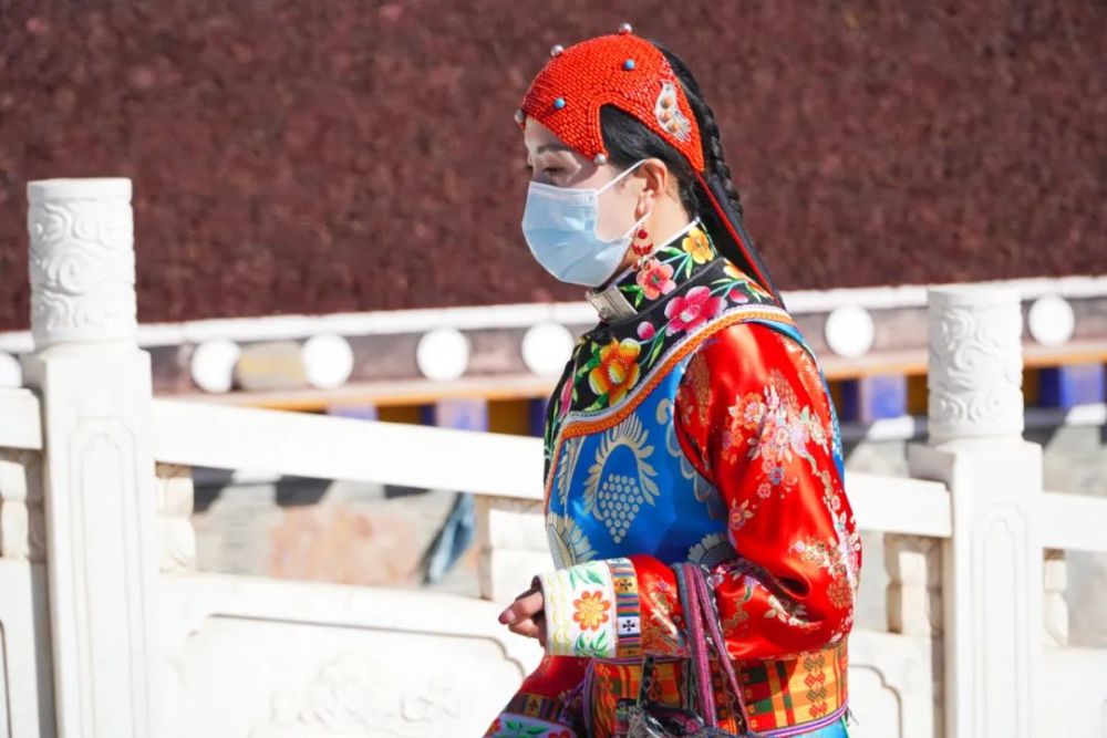 在服饰文化日益现代化,多样化的今天,"觉乃"藏族妇女服饰还保留着吐蕃