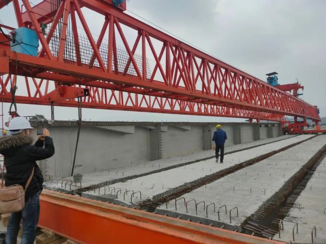 蒲丹快速路板栗坡大桥全线贯通