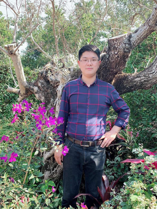 打开腾讯新闻,查看更多图片 >荐书老师:朱晨兵教师简介:教育硕士,安庆