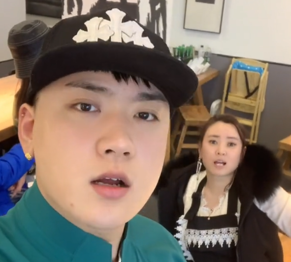 拍照水平遭李勒优吐槽后,崔晋放话要跪着拍摄,网友:信你个鬼