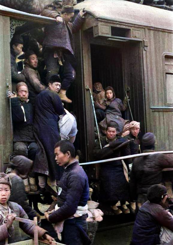 1943年的河南洛阳火车站饥民逃难的场景让人泪目