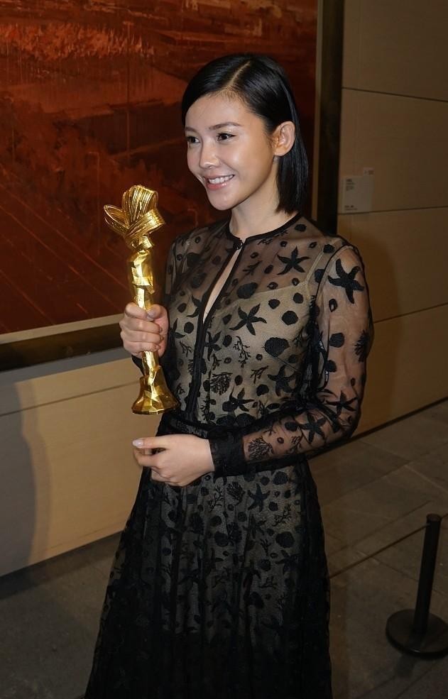 杨子珊真是啥衣服都敢尝试本以为穿得挺清凉但看着一点都不露