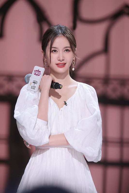 王子文穿白裙变化好大配上低马尾瞬间化身小女人温柔还自然