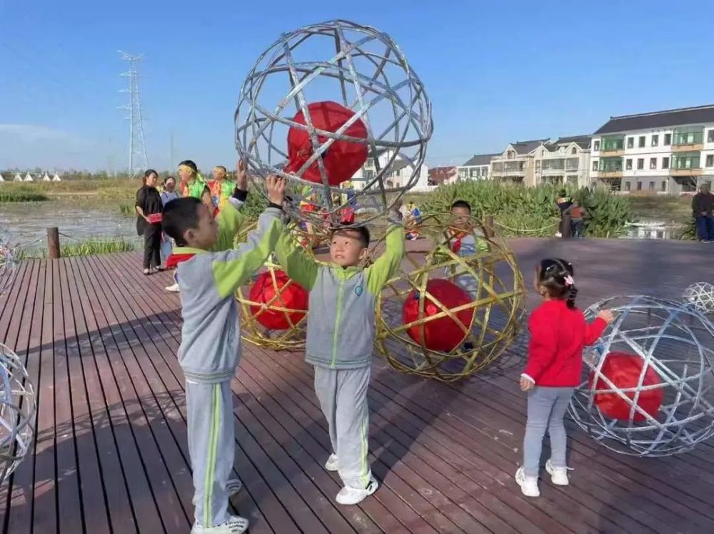 学校充分利用寒暑假,双减课堂,校园海塘文化节等组织少年儿童开展滚灯