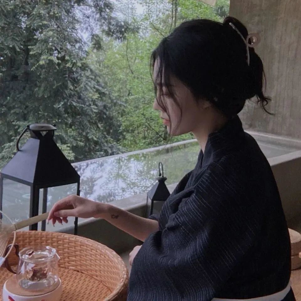 女生头像适合酷女孩的冷淡风头像高冷忧郁风