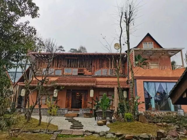 目前,樱桃山景区的20余家特色民宿,农家乐都在营业中景区也严格执行