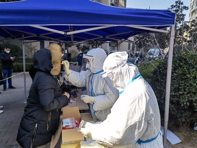 请您相信四方力量青岛市北区尚乐城小区核酸检测有序开展中